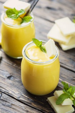 Beyaz çikolata ile tatlı mus