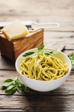 fesleğen ile Liguryalı spagetti 