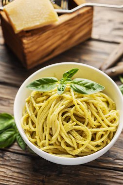 fesleğen ile Liguryalı spagetti 