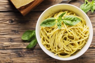 fesleğen ile Liguryalı spagetti 