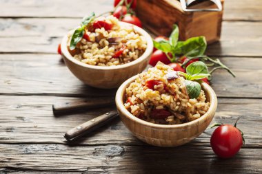 Soğan, domates ve patlıcan ile vejetaryen pirinç