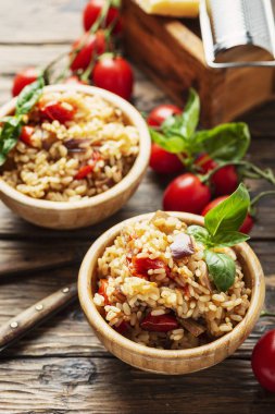 Soğan, domates ve patlıcan ile vejetaryen pirinç