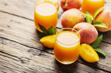 Taze doğal şeftali suyu