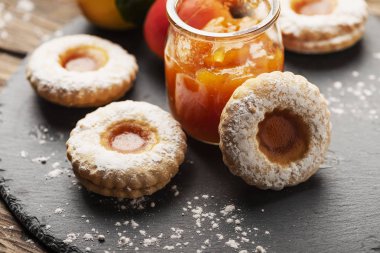 Kayısı reçeli ile ev yapımı cookeis