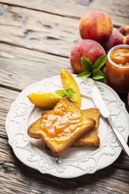 Tost ve şeftali reçeli ile sağlıklı kahvaltı