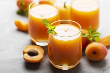 Mermer masada taze kayısı suyu