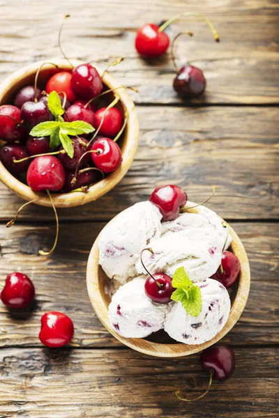 Морозиво з вишнею — стокове фото