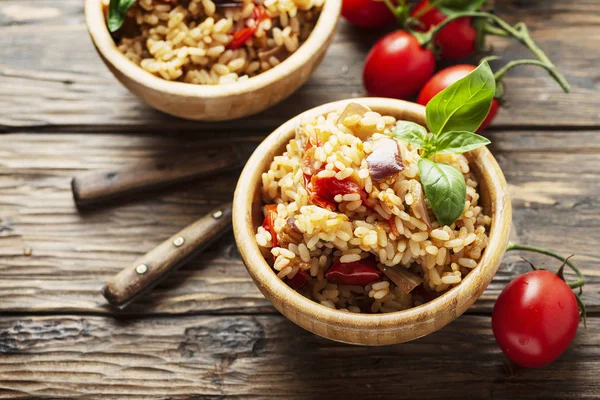Вегеаян рис з цибулею, томатами і баклажанами — стокове фото