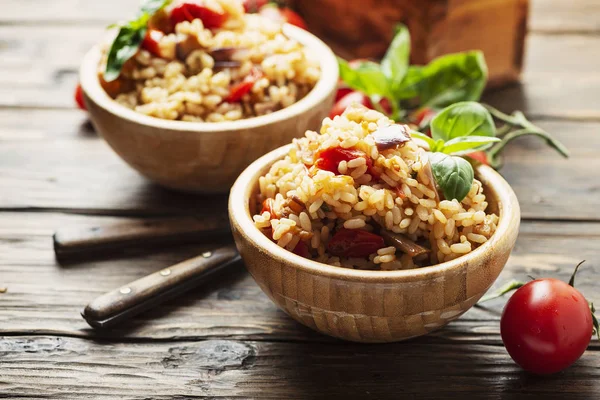 Вегетарианский рис с луком, помидорами и баклажанами — стоковое фото