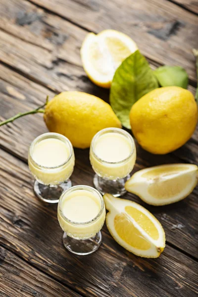 Traditionell italiensk liguore med citron — Stockfoto