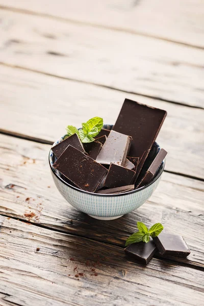Темный шоколад с мятой — стоковое фото