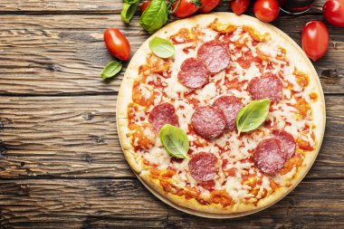 Domates ve salam ile İtalyan pizza