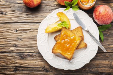 Tost ve şeftali reçeli ile sağlıklı kahvaltı