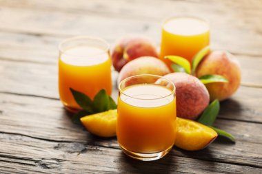 Taze doğal şeftali suyu