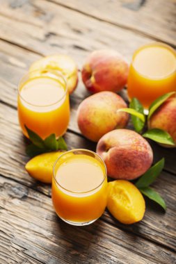 Taze doğal şeftali suyu