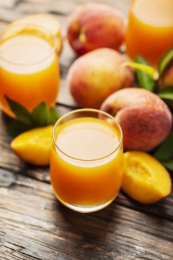 Taze doğal şeftali suyu