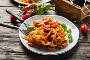 domates ve fesleğen ile makarna fettuccine