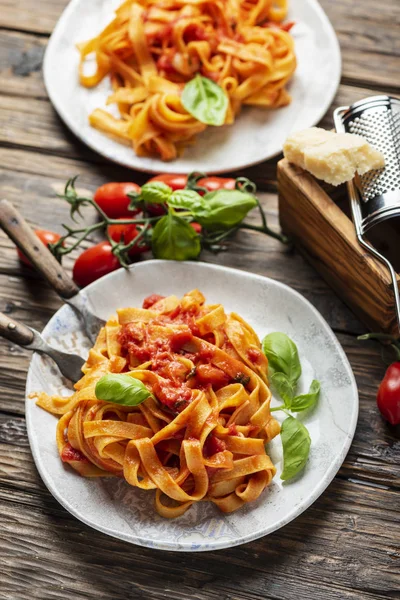 Macarrão fettuccine com tomate e manjericão — Fotografia de Stock