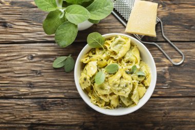 Adaçayı ile geleneksel İtalyan raviolli