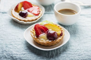 Krem ve yaz meyve karışımı ile Mini tart