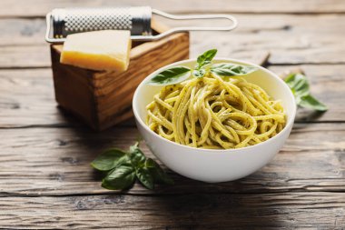 fesleğen ile Liguryalı spagetti 