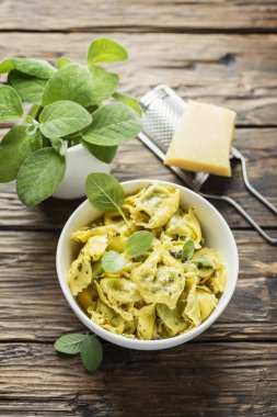 Adaçayı ile geleneksel İtalyan raviolli