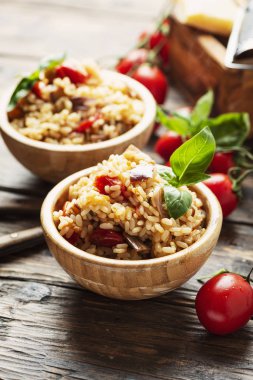 Soğan, domates ve patlıcan ile vejetaryen pirinç