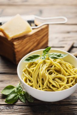 fesleğen ile Liguryalı spagetti 