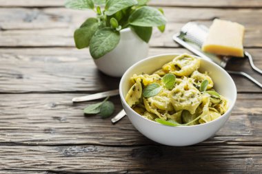 Adaçayı ile geleneksel İtalyan raviolli