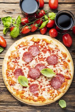 Domates ve salam ile İtalyan pizza