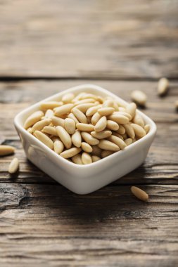 ahşap masa üzerinde çam fıstığı