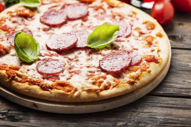 Domates ve salam ile İtalyan pizza