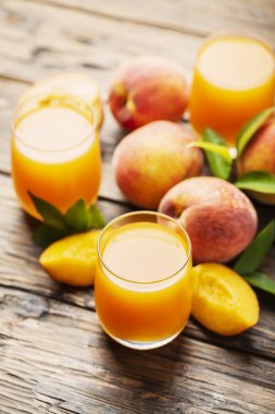 Taze doğal şeftali suyu