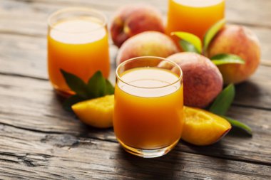 Taze doğal şeftali suyu