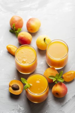 Mermer masada taze kayısı suyu