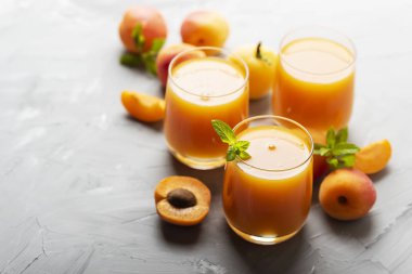 Mermer masada taze kayısı suyu