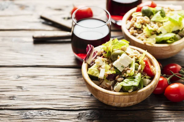 Ensalada vegetariana saludable con cebada perlada — Foto de Stock