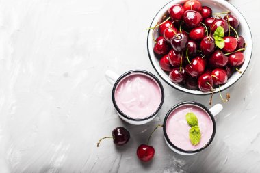 Kiraz ile yaz sağlıklı yoğurt