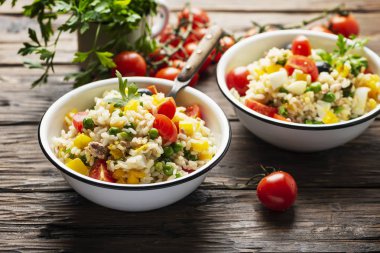 Pirinç ile soğuk yaz salatası