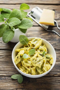 Adaçayı ile geleneksel İtalyan raviolli