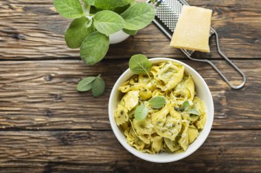 Adaçayı ile geleneksel İtalyan raviolli