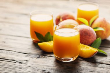 Taze doğal şeftali suyu