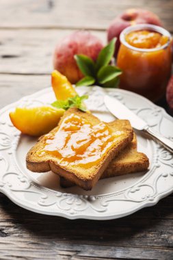 Tost ve şeftali reçeli ile sağlıklı kahvaltı