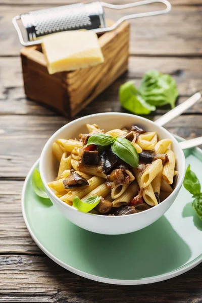 Pastas tradicionales italianas con berenjena — Foto de Stock