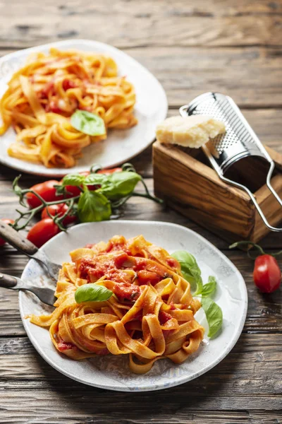 Pasta fettuccine con tomate y albahaca —  Fotos de Stock