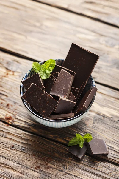 Coklat hitam dengan mint — Stok Foto