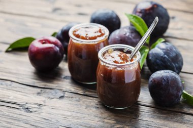 kırmızı erik ile yaz reçeli