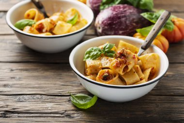 vejetaryen soslu makarna calamarata