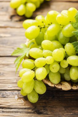 Yaprakları ile Tatlı sarı üzüm 