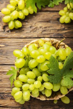 Yaprakları ile Tatlı sarı üzüm 